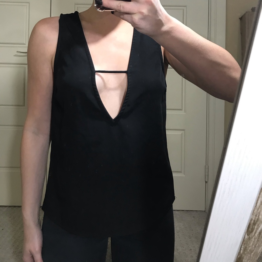 Black low V tank